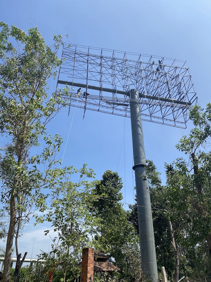 Công trường xây dựng tuyến T2 năm 2020 — máy xúc, đất đỏ bazan, bụi bay — tiềm năng chưa được khai thác của Long Thành